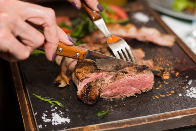 Ilustrasi makan daging steak. Foto: Shutterstock