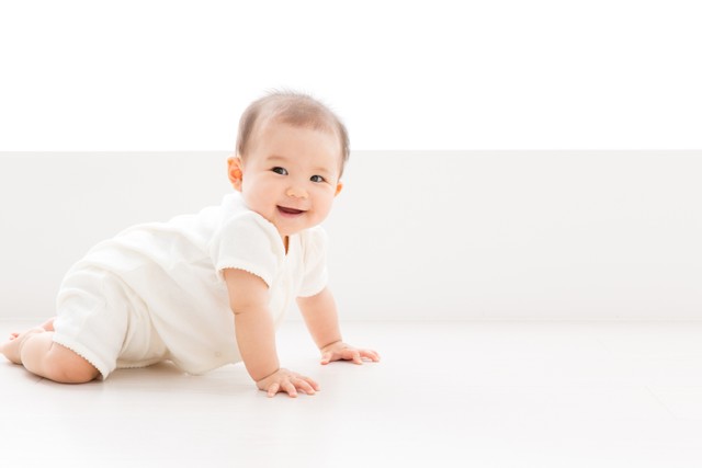 Ilustrasi bayi belajar merangkak. Foto: Shutterstock