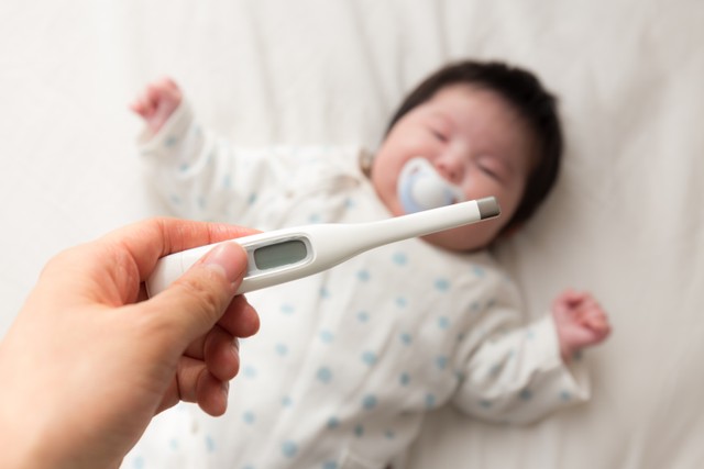 Ilustrasi bayi demam. Foto: Shutterstock