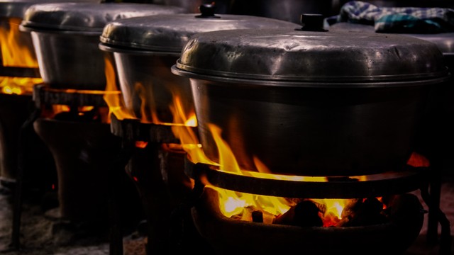 Panci berisi masakan ayam yang sedang dipanaskan di atas tungku dapur Gudeg Yu Djum, Rabu (8/9). (Pandangan Jogja/Danang Bakti)