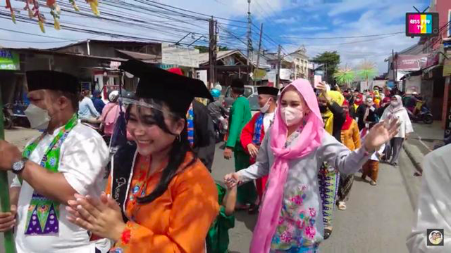 Adik Ayu Ting Ting diarak pakai tanjidor usai lulus kuliah. Foto: YouTube Qiss You TV