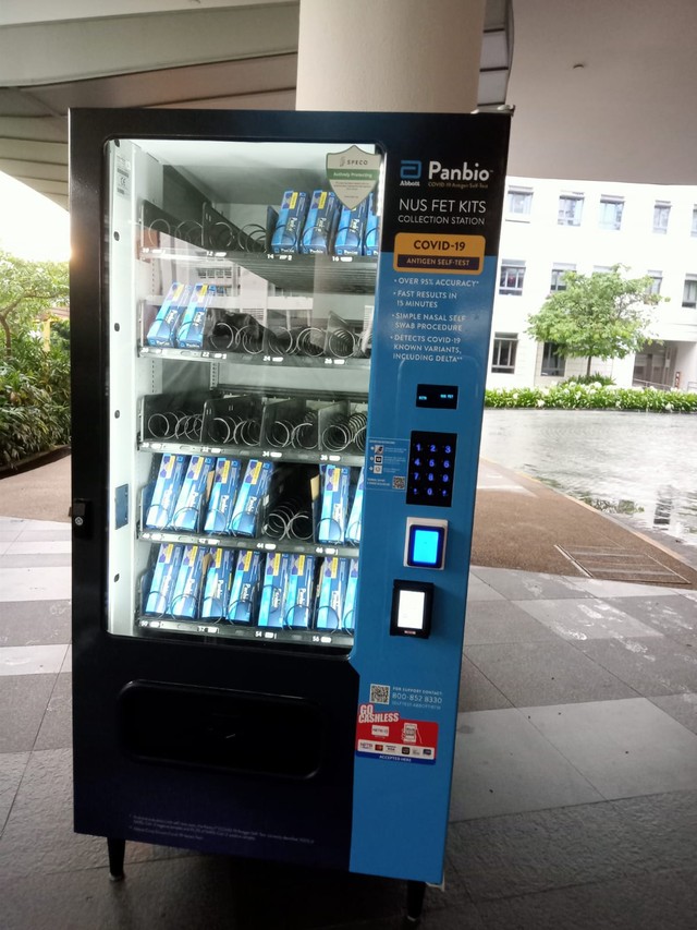 Salah satu mesin jual otomatis tes usap Antigen merek Panbio yang ada di Stephen Riady UTown Universitas Nasional Singapura (Foto: Dokumentasi pribadi)