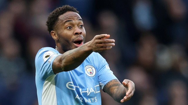 Reaksi pemain Manchester City Raheem Sterling setelah keputusan VAR untuk tidak memberikan penalti di Etihad Stadium, Manchester, Inggris, Minggu (21/11). Foto: Action Images via Reuters/Carl Recine