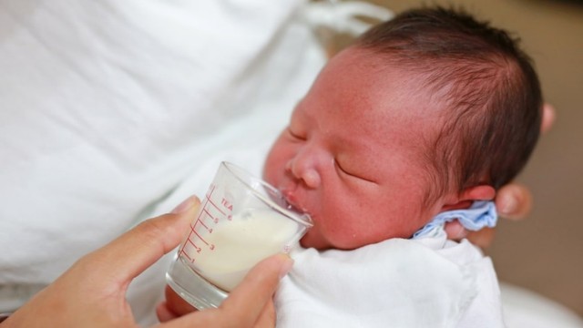 Bayi minum ASI perah dari cangkir atau sloki. Foto: Shutterstock