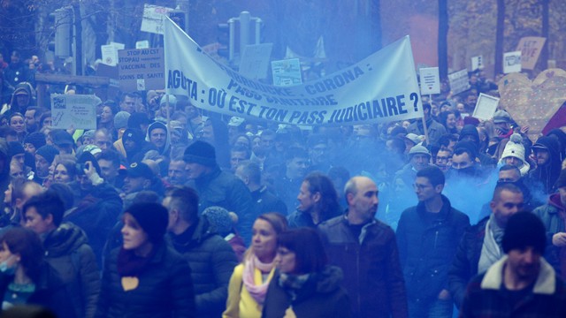 Aksi demonstrasi menentang tindakan pemerintah soal penanganan virus corona, di Brussels, Belgia, Minggu (21/11). Foto: Olivier Matthys/AP Photo