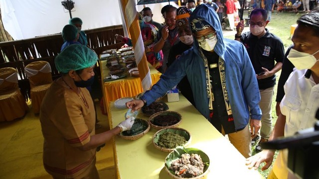 Menteri Pariwisata dan Ekonomi Kreatif Sandiaga Salahuddin Uno saat berkunjung ke Desa Wisata Kole Sawangan. Foto: Kemenparekraf