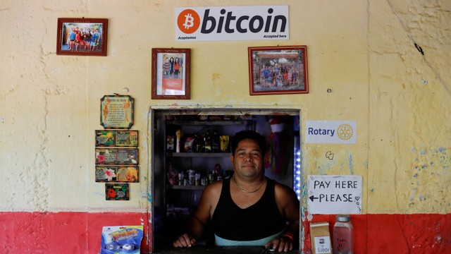 Papan imbauan penggunaan Bitcoin di sejumlah pertokoan di El Salvador. Foto: Reuters/Jose Cabezas