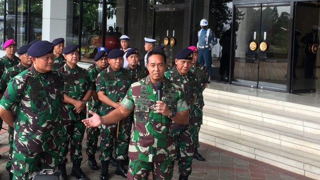 Panglima TNI Jenderal Andika Perkasa melakukan kunjungan ke Mabesal, Cilangkap, Jakarta Timur, Senin (22/11). Foto: Jonathan Devin/kumparan