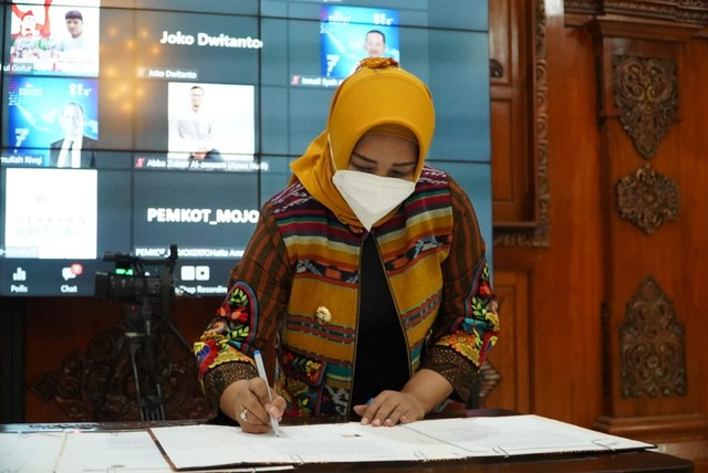 Foto : Walikota Mojokerto saat melakukan penandatanganan bersama OK OCE, Jumat, 19 November 2021 