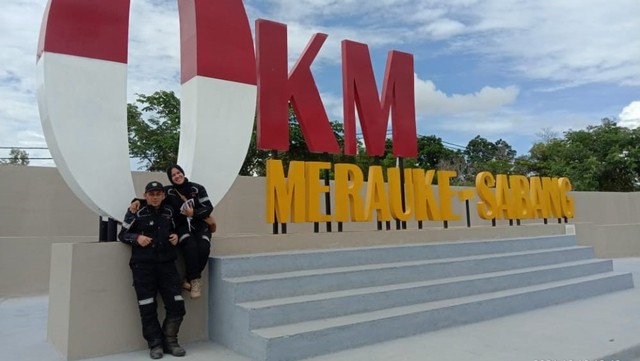 Ketua FKPT Aceh bersama istri berfoto di Tugu tugu Nol KM Meurauke-Sabang saat tiba di Merauke dalam kegiatan Touring Indonesia Harmoni dari Aceh ke Papua. Foto: Dok. Pribadi