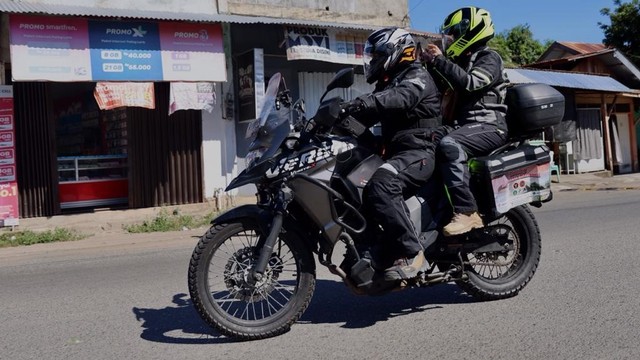 Pasangan suami istri Kamaruzzaman Bustamam Ahmad dan Fitri Zulfidar kompak touring keliling Indonesia dari Aceh ke Papua untuk kampanye 'Indonesia Harmoni'. Foto: Suparta/acehkini