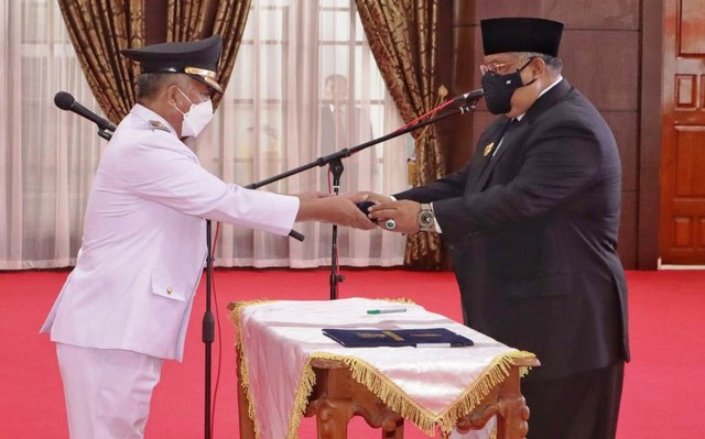 Gubernur Sultra, Ali Mazi saat melantik Sulwan Abunawas saat dilantik menjadi Pj Bupati Kolaka Timur, di Rujab Gubernur Sultra. Foto: Deden Saputra/kendarinesia.