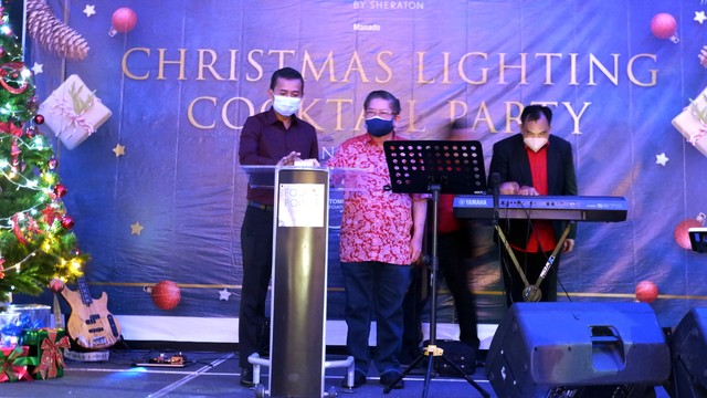 owner Four Points Manado, Hengky Wijaya, bersama GM Four Points Hotel by Sheraton Manado, Mr. Syamsuryadi, menekan tombol sirine sekaligus memasang lampu natal, yang merupakan dukungan untuk agenda Chritsmas Ligthing atau sejuta lampu Natal di Manado