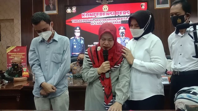 Yana Supriatna (kiri) dan istrinya (tengah) meminta maaf atas keonaran hilang di Cadas Pangeran. Foto: Dok. Istimewa