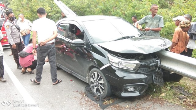 Mobil Tabrak Pembatas Jalan di Aceh: Korban Meninggal Terbentur Besi (407882)