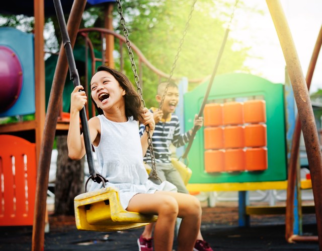 Manfaat mengajak anak bermain di luar. Foto: Shutterstock