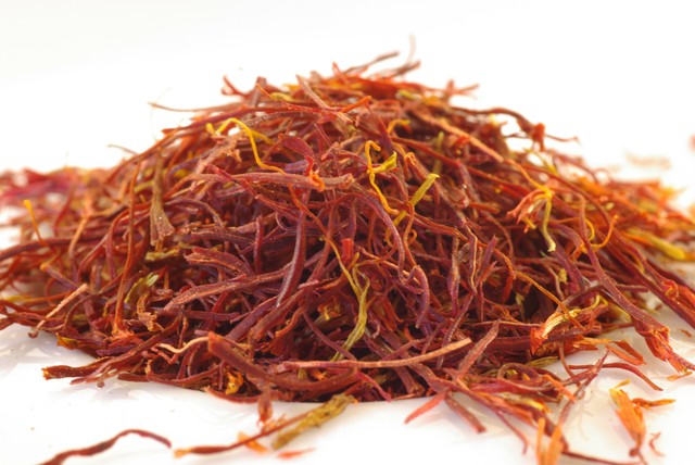Ilustrasi safron. Safron adalah salah satu jenis rempah berwarna merah yang berasal dari tanaman Saffron crocus. Foto: Pixabay.
