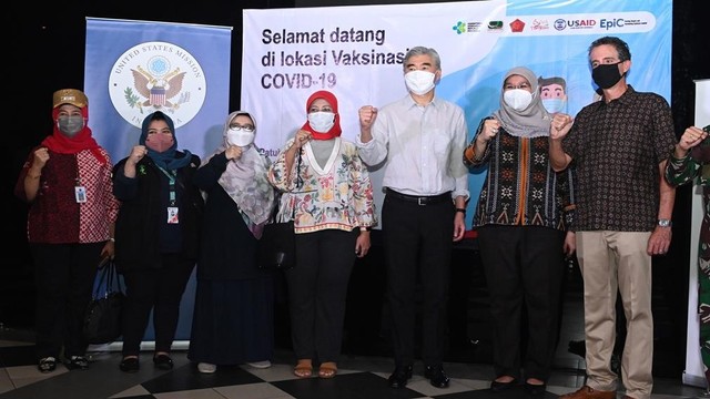 Dubes Kim kunjungi vaksinasi COVID-19 yang didukung USAID. Foto: US Embassy