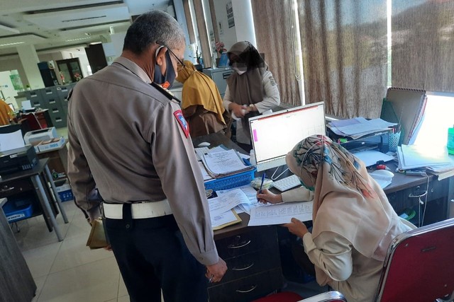 Khusus kendaraan dinas pemerintah, petugas Ditlantas Polda Aceh langsung mengantar surat tilang elektronik ke kantor. Foto: Dok. Ditlantas Polda Aceh