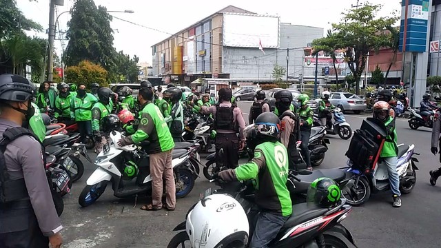 Driver Gojek berkumpul di depan Balai Kota Solo untuk menemui Gibran Rakabuming, Senin (22/11/2021)