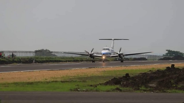 Ilustrasi: Salah satu pesawat jenis ATR  saat lakukan pendaratan di Bandara Ngloram, di Cepu, Blora. (foto: dok istimewa)