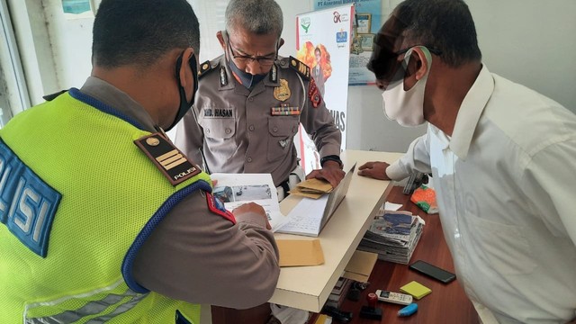 Petugas Polantas di Aceh menunjukkan surat tilang elektronik kepada pelanggar lalu lintas. Foto: Dok. Istimewa