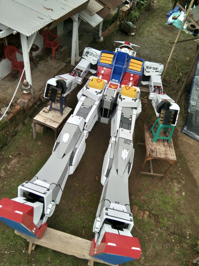Gundam raksasa RX-78-2 setinggi 5,3 meter buatan Anwar Maulana, pengrajin replika asal Subang, Jawa Barat. Foto: Anwar Maulana