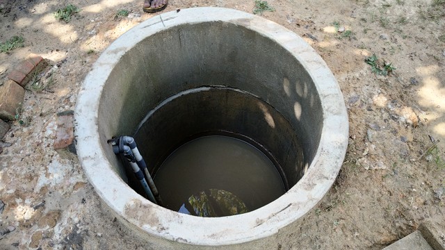 Sumur warga yang tampak keruh dan tercemar di Kota Jambi. (Foto: M sobar Alfahri)