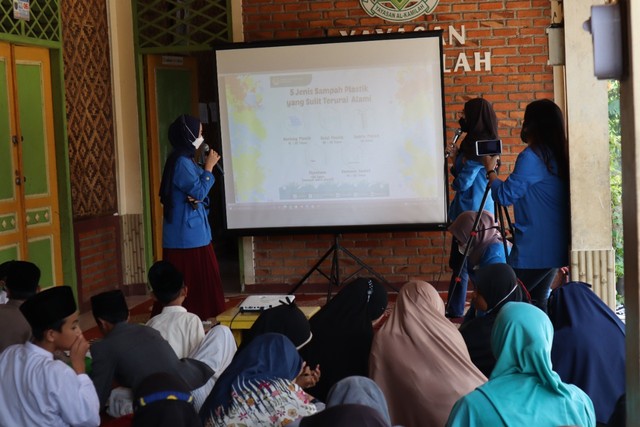PMKM Universitas Pamulang: Pemanfaatan Botol Plastik Menjadi Tempat Pensil (2902)