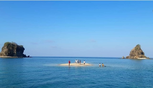 Beberapa wisatawan sendan menikmati salah satu spot cantik di Taman Wisata Alam 17 Pulau/ Foto: Instagram BBKSDA NTT.