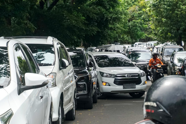 Sejumlah mobil yang terparkir di jalan yang sempit. Foto: Iqbal Firdaus/kumparan