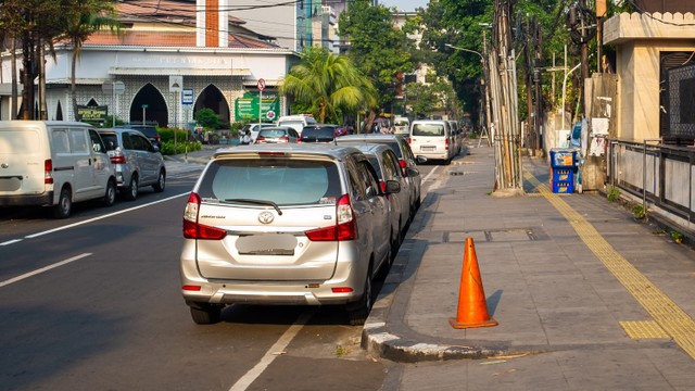 Ilustrasi mobil parkir di bahu jalan. Foto: Shutterstock