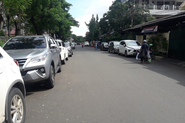 Ilustrasi mobil parkir di bahu jalan. Foto: Shutterstock