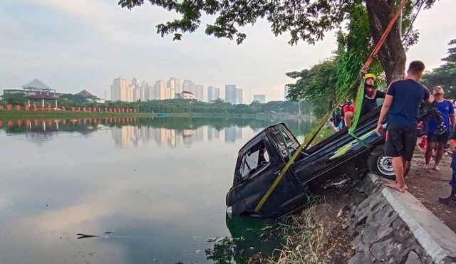 Mobil Pikap yang Tercebur ke Danau Unesa Surabaya Berhasil Dievakuasi