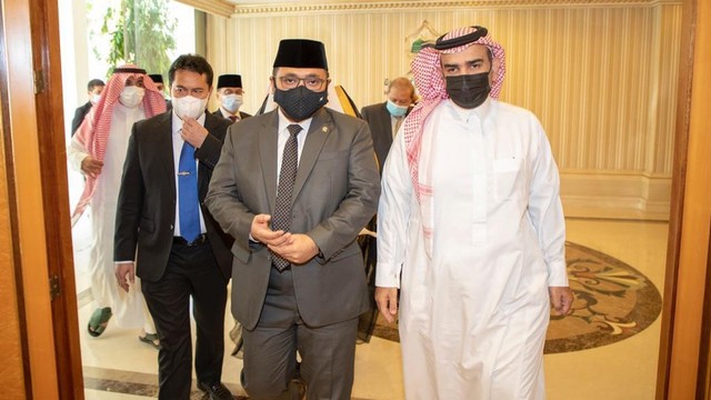 Menteri Agama RI Yaqut Cholil Qoumas saat memenuhi undangan Menteri Urusan Islam Kerajaan Arab Saudi. Foto: KJRI Jeddah