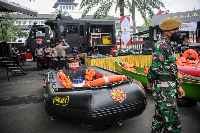 Anggotya TNI dan Polri bersiap mengikuti apel siaga bencana di Jalan Diponegoro Bandung, Jawa Barat, Selasa (23/11/2021). Foto: Raisan Al Farisi/Antara Foto