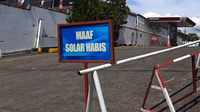 Pengumuman solar habis di salah satu SPBU di Kota Manado, Sulawesi Utara