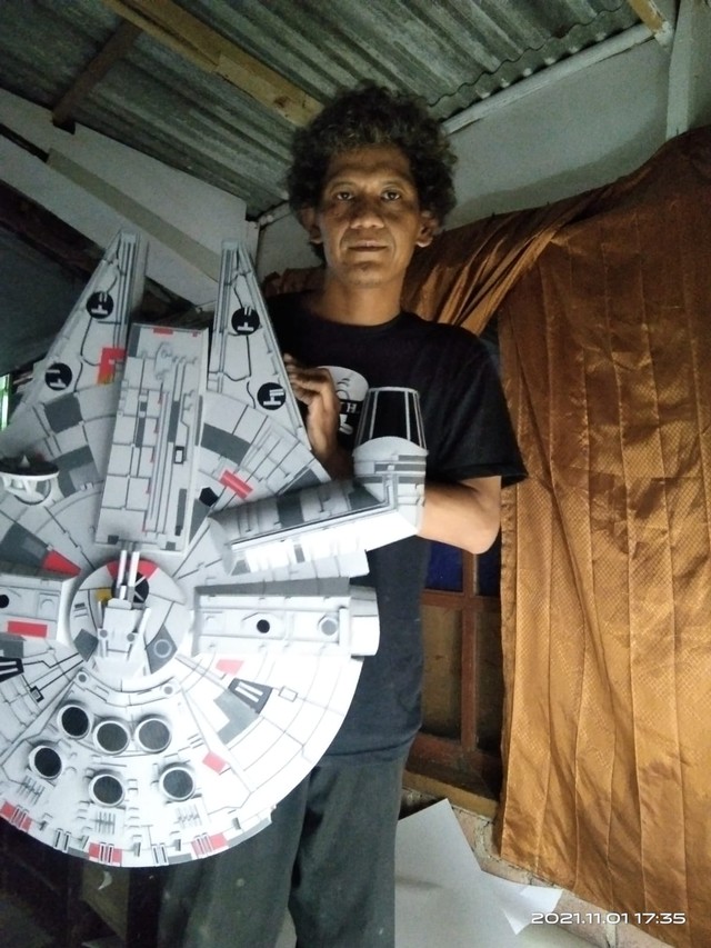 Ini Gundam Raksasa Pertama di Indonesia: Made in Ciasem, Tinggi 5,3 Meter (38117)