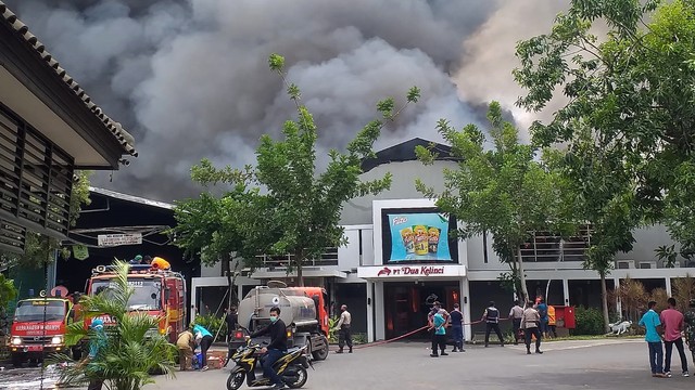 Peristiwa kebakaran di Pabrik Kacang Dua Kelinci di Pati, Selasa (23/11). Foto: Dok. Istimewa
