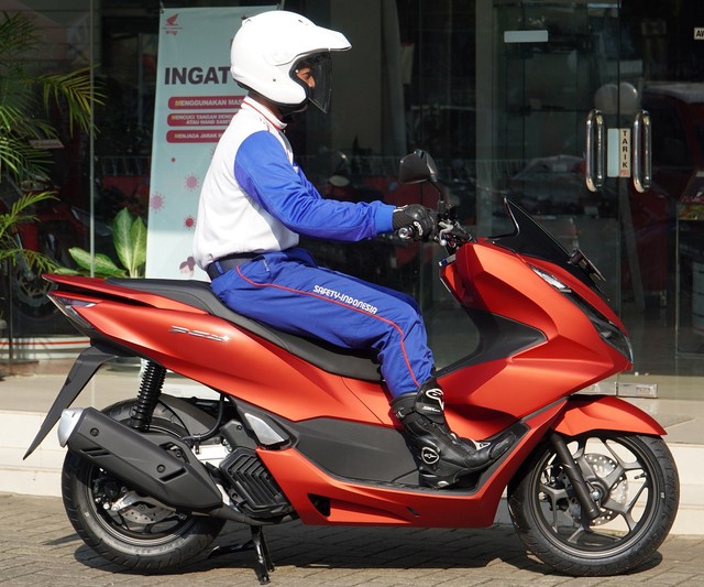 Posisi duduk leisure position di atas motor matik bongsor. Foto: dok. AHM