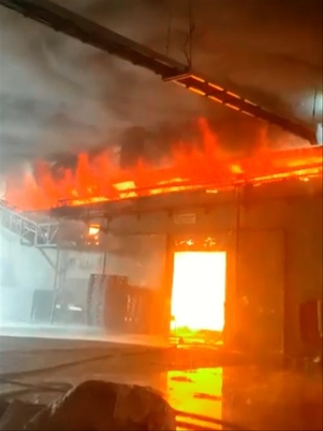 Peristiwa kebakaran di Pabrik Kacang Dua Kelinci di Pati, Jawa Tengah, Selasa (23/11). Foto: Dok. Istimewa