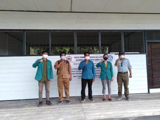 Pihak PT Medco Energi saat berpose di bangunan SMP Bangkanai di Karendan.