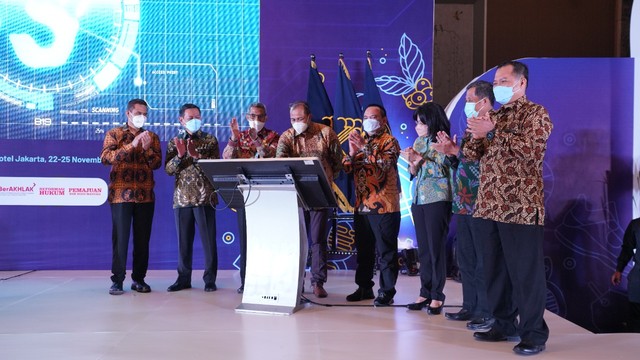 Wamenkumham Edward Omar Eddy Hiariejsaat meresmikan peluncuran PDN KIK di Hotel Sangri-La Jakarta, Selasa (13/11). Foto: DJKI Kemenkumham
