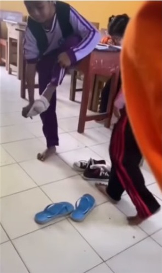 Viral kisah memilukan kakak beradik gantian pakai sepatu demi bisa bersekolah. (Foto: Instagram/@undercover.id).