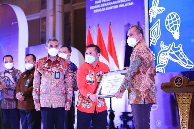 Kepala Divisi Yankumham Subianta Mandala menerima piagam penghargaan dari Wamenkumham Edward Omar Sjarif Hiarej dalam gelaran penghargaan dalam ajang Indonesia Intellectual Property Awards (IIPA) dan PR Kumham Awards 2021 hari ini (23/11).