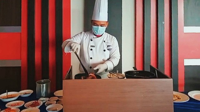 Live cooking yang dipandu Executive Chef Syafrudin dari Hotel Aston Ketapang. Foto: Dok. Hotel Aston Ketapang