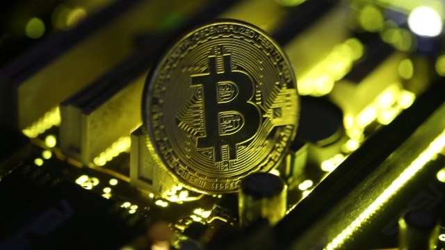 Cara beli bitcoin yang aman dan pasti. Foto: REUTERS/Dado Ruvic