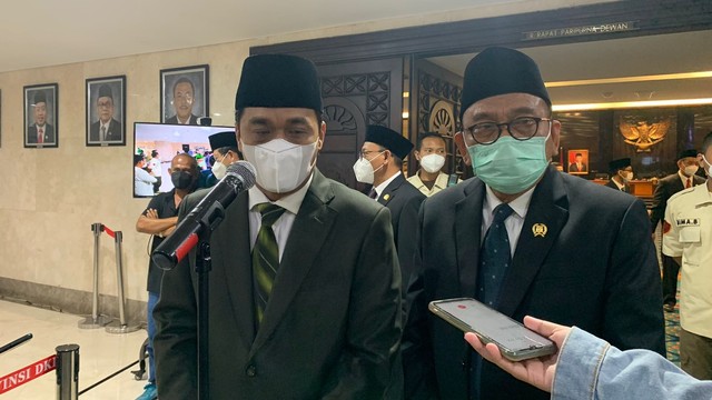 Wakil Gubernur DKI Jakarta Riza Patria (kiri) dan Wakil Ketua DPRD DKI Jakarta Mohamad Taufik (kanan) saat menghadiri Rapat Paripurna di Gedung DPRD DKI Jakarta, Selasa (23/11). Foto: Haya Syahira/kumparan