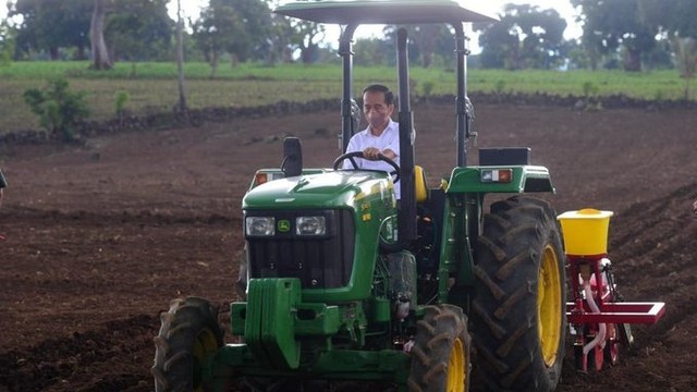 Presiden Joko Widodo menanam jagung bersama para petani di Kabupaten Jeneponto, Sulawesi Selatan, Selasa (23/11/2021).  Foto: Biro Pers Sekretariat Presiden