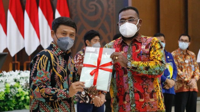 General Manajer PLN UIW Papua dan Papua Barat, Abdul Farid (kiri) bersama Kepala Kantor Wilayah BPN Provinsi Papua, John Wicklif Aufa. (Dok PLN Papua) 